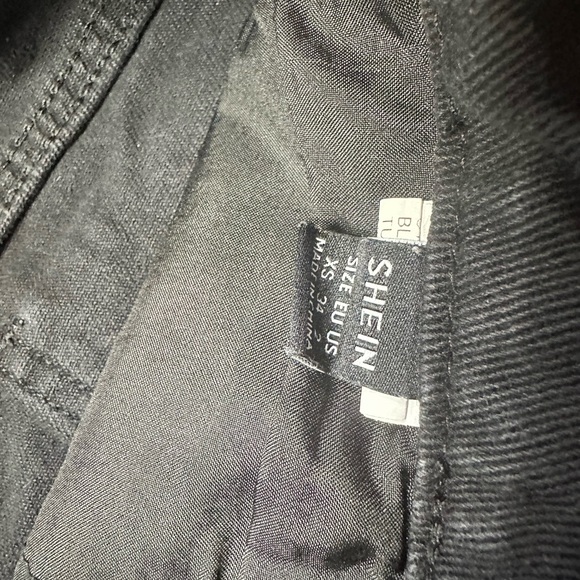 Black shorts - Picture 2 of 4